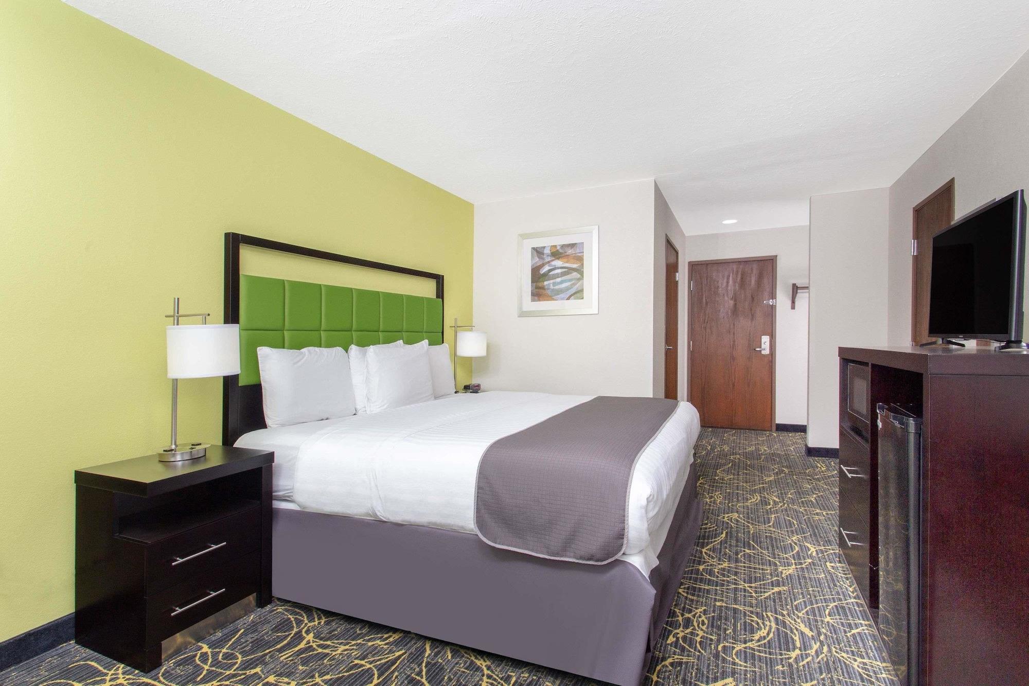Americinn And Suites By Wyndham Delafield-Waukesha-Milwaukee Exterior photo