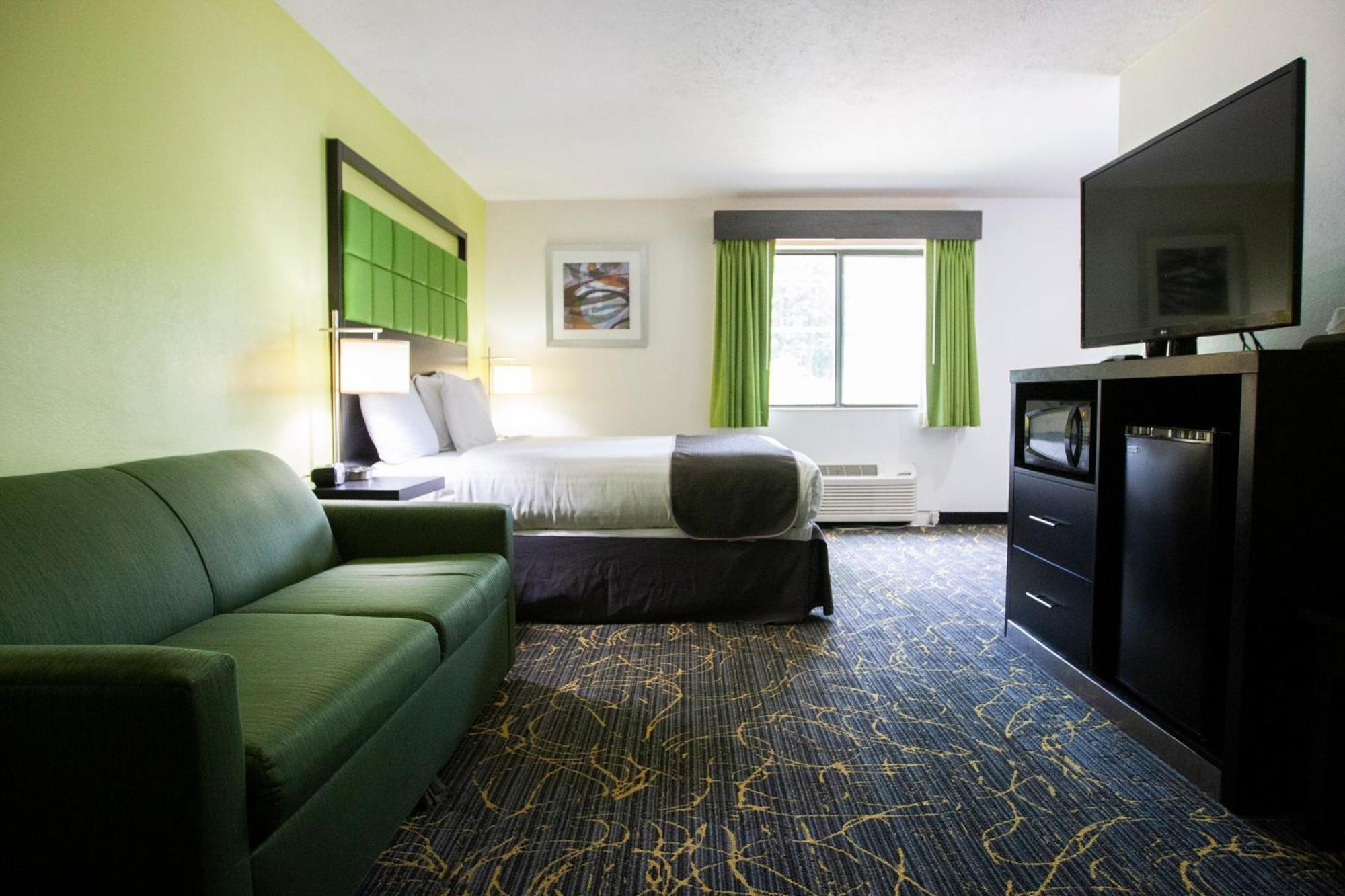 Americinn And Suites By Wyndham Delafield-Waukesha-Milwaukee Exterior photo
