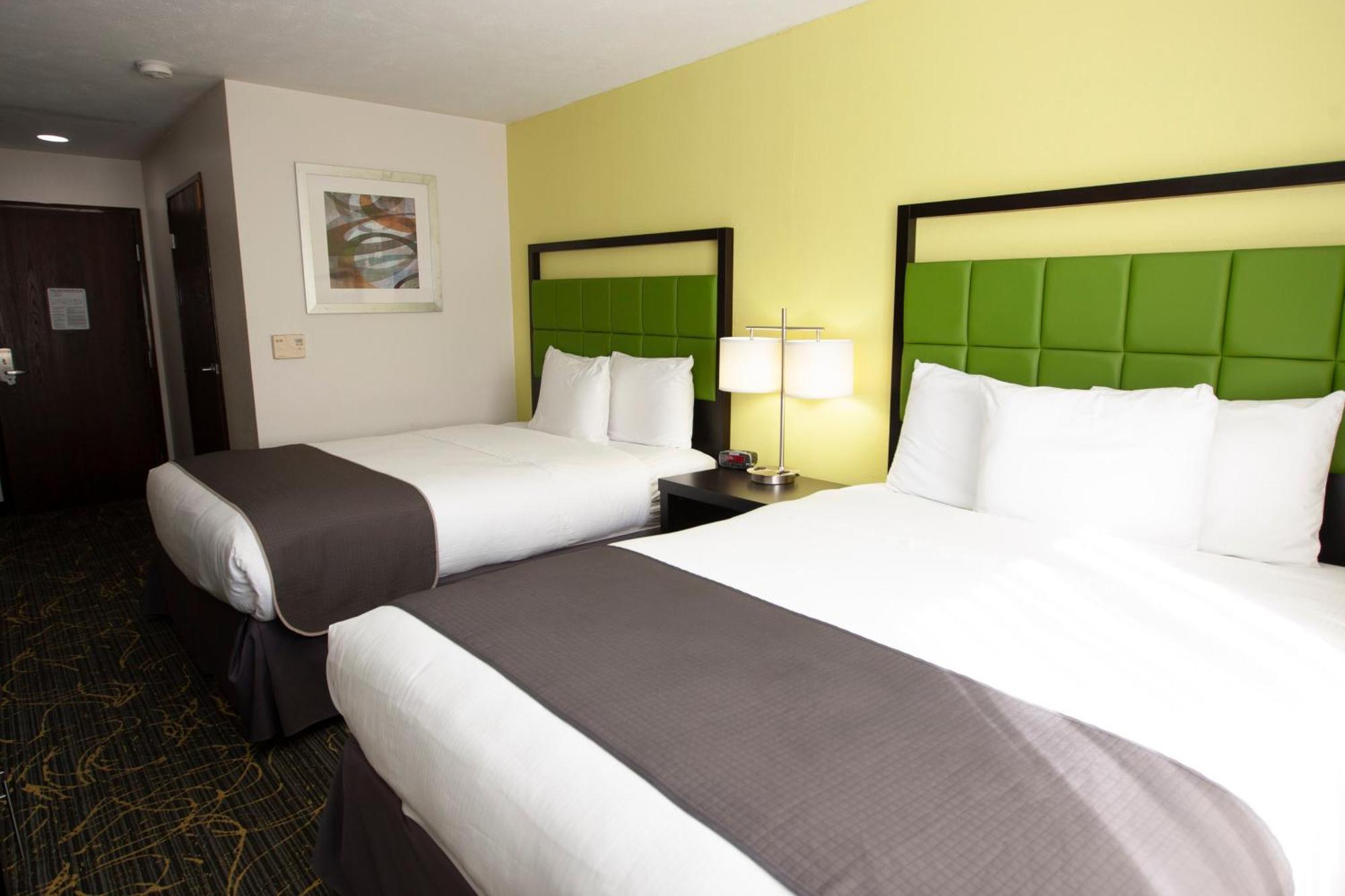 Americinn And Suites By Wyndham Delafield-Waukesha-Milwaukee Room photo