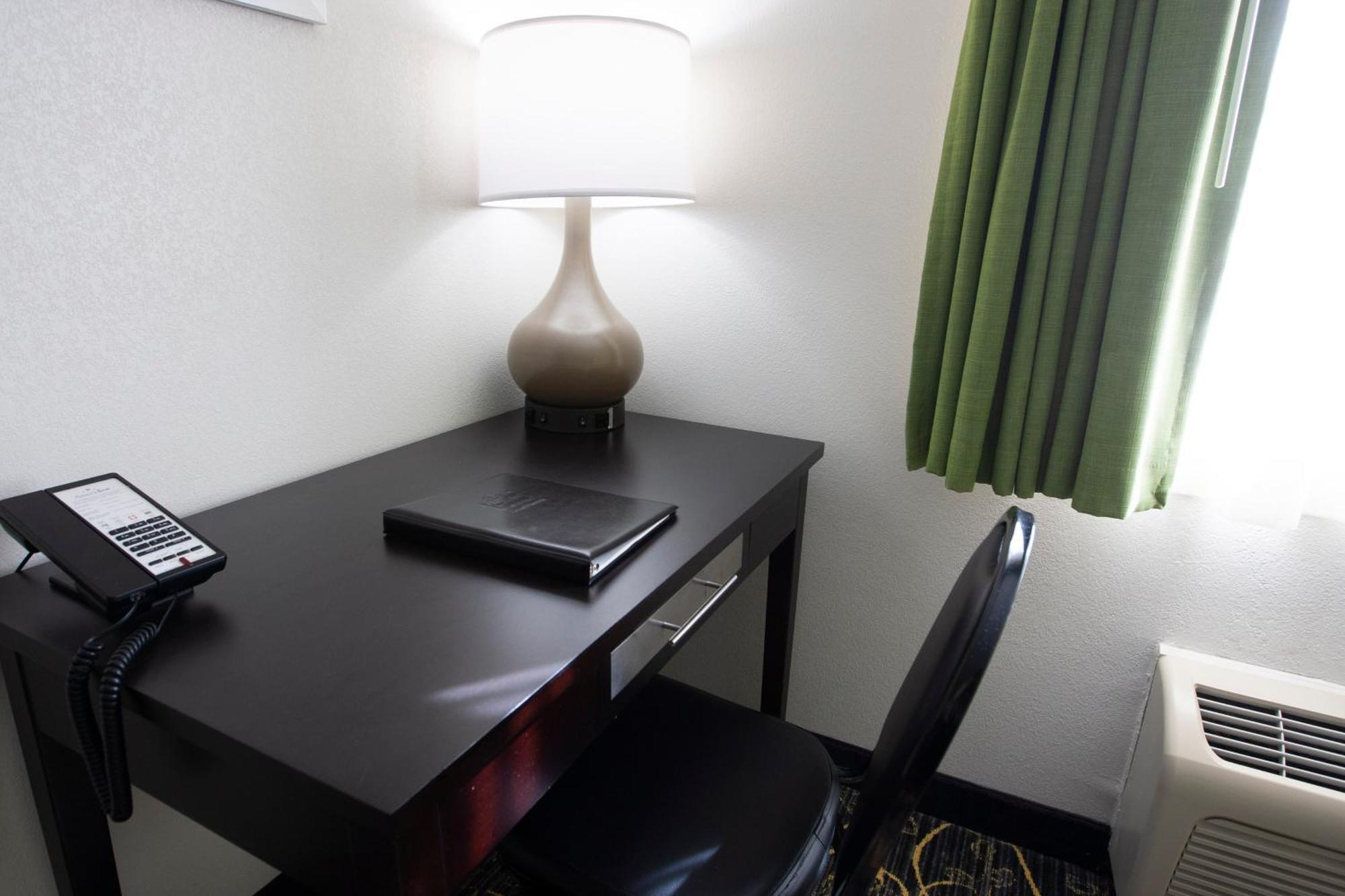 Americinn And Suites By Wyndham Delafield-Waukesha-Milwaukee Room photo
