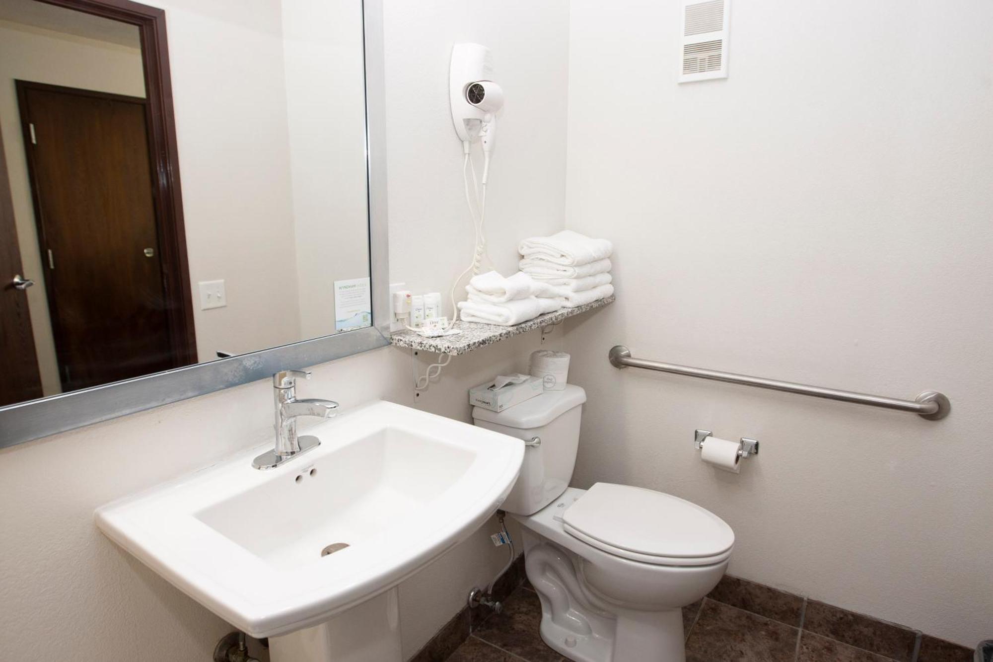 Americinn And Suites By Wyndham Delafield-Waukesha-Milwaukee Room photo